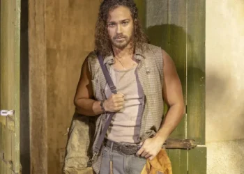 Elias Crisóstomo (André Luiz Frambach) chega em "No Rancho Fundo". • Globo/Beatriz Damy