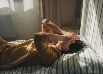 Fibromialgia é uma doença que se manifesta com dor no corpo todo, principalmente na musculatura, e afeta, principalmente, as mulheres • Kseniya Ovchinnikova/GettyImages