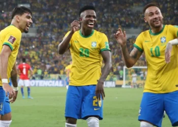 Lucas Paquetá, Vinícius Júnior e Neymar comemoram gol em vitória da Seleção Brasileira contra o Chile, em jogo pelas Eliminatórias Sul-Americanas para a Copa do Mundo de 2022, no Catar • Wilton Junior/Estadão Conteúdo