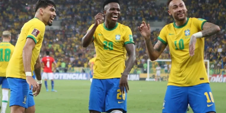 Lucas Paquetá, Vinícius Júnior e Neymar comemoram gol em vitória da Seleção Brasileira contra o Chile, em jogo pelas Eliminatórias Sul-Americanas para a Copa do Mundo de 2022, no Catar • Wilton Junior/Estadão Conteúdo