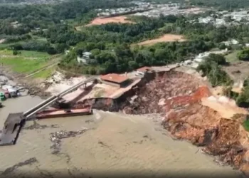 Parte do Porto da Terra Preta, em Manacapuru, desabou nesta segunda-feira (7) • Reprodução