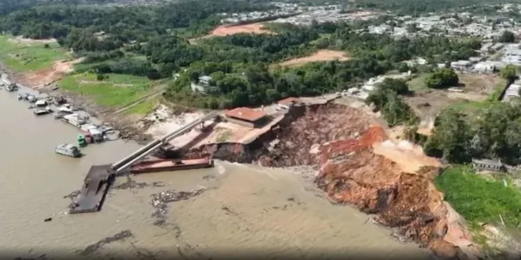 Parte do Porto da Terra Preta, em Manacapuru, desabou nesta segunda-feira (7) • Reprodução