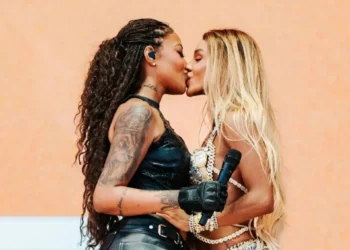 Ludmilla beija Brunna durante seu show do Coachella • Rachael Polack e Pooneh Ghana/Coachella/Divulgação