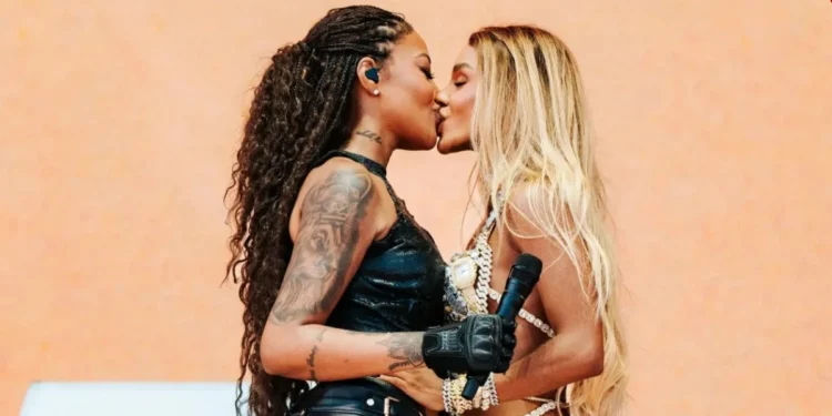 Ludmilla beija Brunna durante seu show do Coachella • Rachael Polack e Pooneh Ghana/Coachella/Divulgação