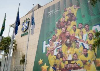Fachada da CBF homenageia campeões mundiais de futsal • NELSON TERME / CBF