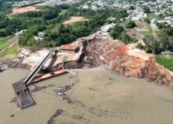 Parte do Porto da Terra Preta, em Manacapuru, desabou nesta segunda-feira (7) • Reprodução/Redes Sociais