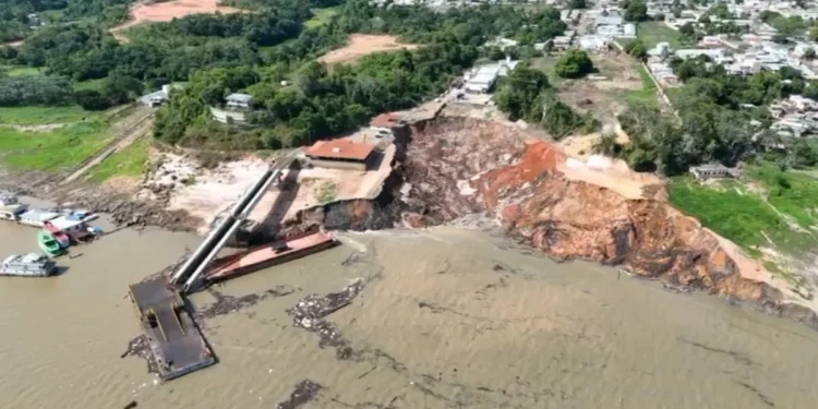 Parte do Porto da Terra Preta, em Manacapuru, desabou nesta segunda-feira (7) • Reprodução/Redes Sociais