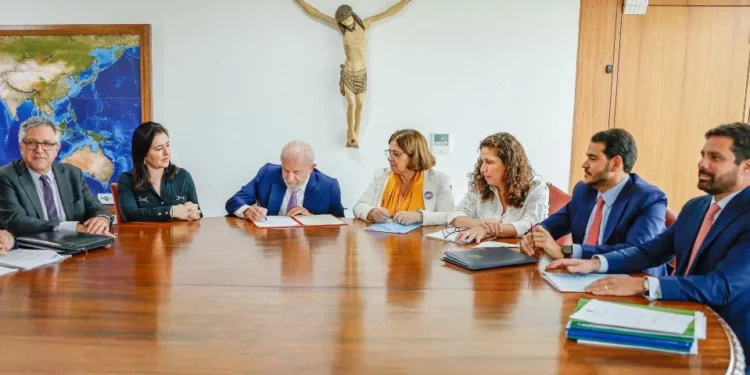 Presidente Lula sancionou hoje o Projeto de Lei 4266/23, que aumenta a pena do crime de feminicídio de 12 para 20 anos, podendo chegar até 40 anos. • 09/10/2024 - Reprodução/X/padilhando