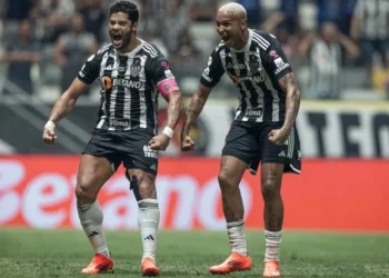 Hulk e Deyverson comemoram gol pelo Galo • Pedro Souza / Atlético