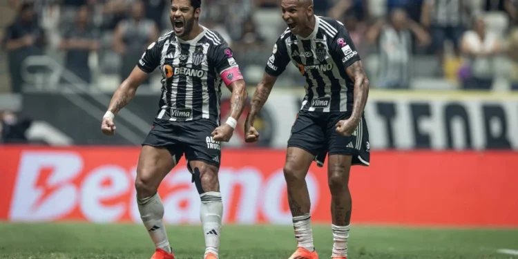 Hulk e Deyverson comemoram gol pelo Galo • Pedro Souza / Atlético