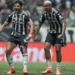Hulk e Deyverson comemoram gol pelo Galo • Pedro Souza / Atlético