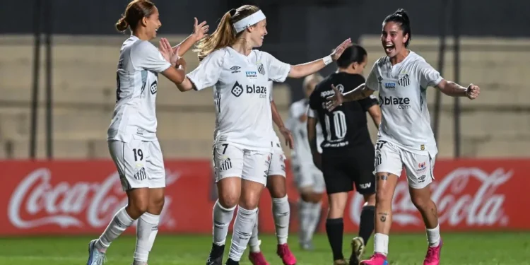 Jogadoras do Santos comemoram gol contra o Olimpia • Staff Images Woman/CONMEBOL