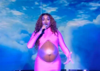 Iza foi responsável por abrir o Criança Esperança ao lado de Maiara e Maraísa. • Reprodução/Globoplay