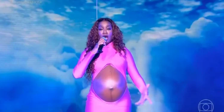 Iza foi responsável por abrir o Criança Esperança ao lado de Maiara e Maraísa. • Reprodução/Globoplay