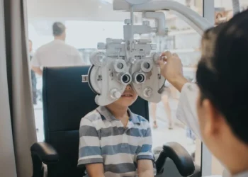 Criança com problemas de visão
• Erdark/Getty Images