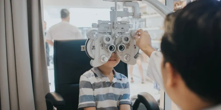 Quase 800 mil crianças brasileiras vivem com problemas oftalmológicos, diz estudo