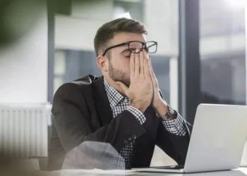 Maior parte dos trabalhadores se sente constantemente estressado no trabalho, segundo levantamento global • Getty Images/Westend61