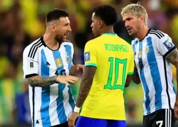 Rodrygo, Messi e De Paul conversam no último Brasil x Argentina, no Maracanã • Buda Mendes/Getty Images