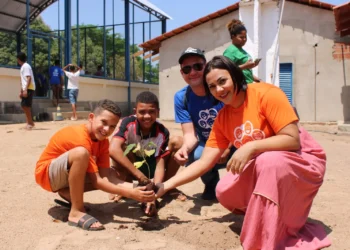 As crianças aprenderam a técnica correta de plantar mudas nativas do Cerrado - Foto: Rene Acácio/Renê Acácio Governo do Tocantins