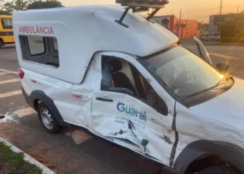 Ambulância fica com porta destruída após acidente com caminhão na BR-153, em Guaraí. — Foto: Divulgação/Wellington de Sousa Silva/Secretaria de Saúde de Guaraí