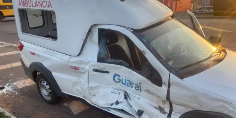 Ambulância tenta atravessar BR-153 e é atingida por caminhão