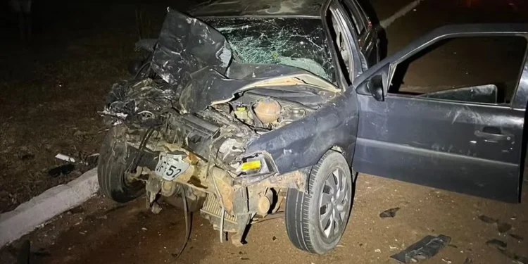 Batida entre carro e caminhão mata dois homens; um deles era policial militar