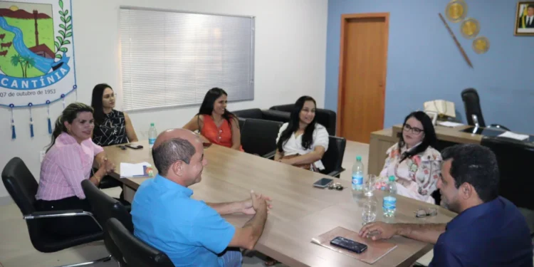 Prefeito reeleito de Tocantínia, João Alberto recebe visita de prefeita reeleita de Miracema, Camila Fernandes.