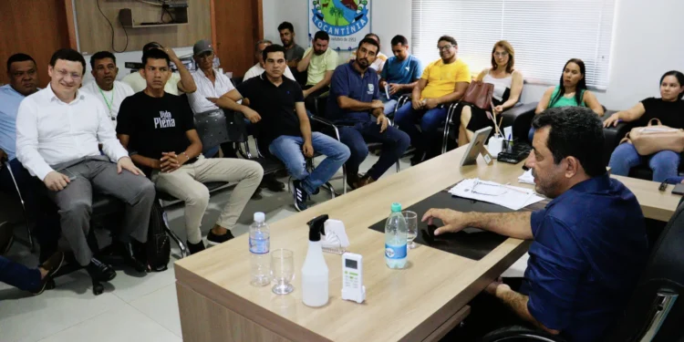 João Alberto reúne secretariado em Tocantínia