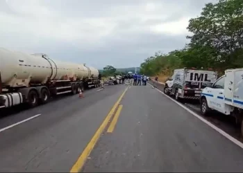 Acidente entre dois carros e um caminhão deixou mortos na BR-153, em Wanderlândia