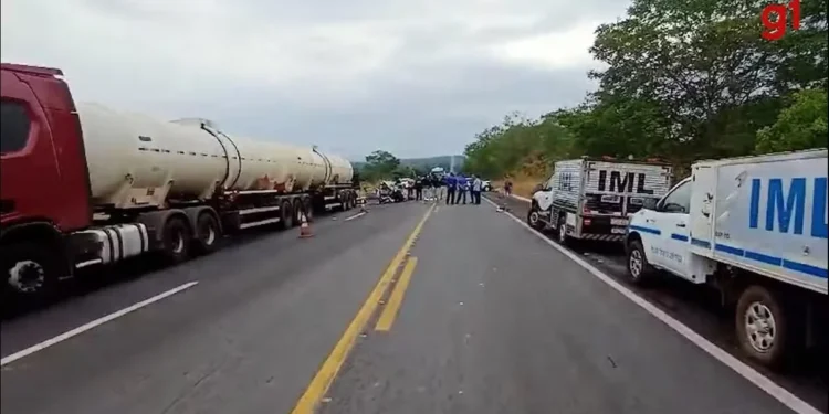 Acidente entre dois carros e um caminhão deixa mortos na BR-153