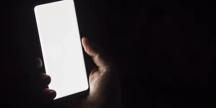 Estudantes têm usado ferramentas de inteligência artificial para criar falsos nudes de colegas e professores. Na imagem, uma mão segura um celular com tela branca. — Foto: Freepik