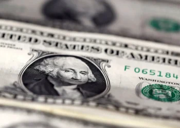 Dólar sobe 3% na semana, a R$ 5,61; Ibovespa recua 1,36%, aos 129 mil pontos