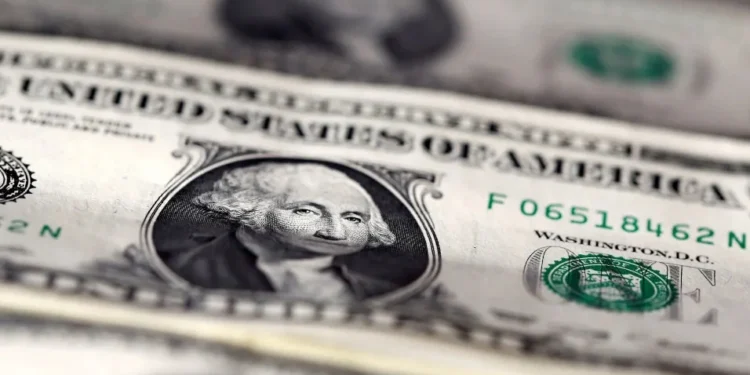 Dólar sobe 3% na semana, a R$ 5,61; Ibovespa recua 1,36%, aos 129 mil pontos