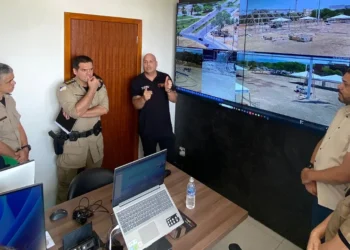 Central permite a visualização simultânea de múltiplas câmeras, possibilitando aos operadores uma rápida análise e tomada de decisão com base em informações precisas