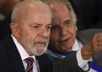 O ministro da Defesa, José Múcio Monteiro, e o presidente Luiz Inácio Lula da Silva (PT) • Marcelo Camargo/Agência Brasil