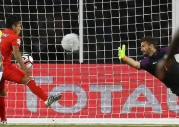 Ruidiaz usa a mão para marcar o gol do Peru contra o Brasil • Jim Rogash / AFP