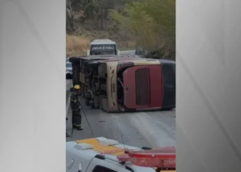 Ônibus de turismo com 58 passageiros, entre estudantes e monitores, tombou na manhã deste domingo