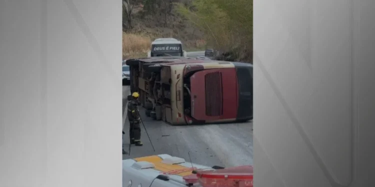 Ônibus com 58 estudantes e monitores tomba e deixa feridos na BR-418, em MG