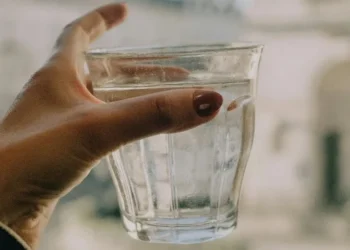 Ao contrário do que se pensa, beber água não ajuda a evitar a ressaca. • Pexels