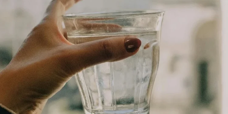 Água pode mesmo aliviar ou prevenir ressaca? Entenda