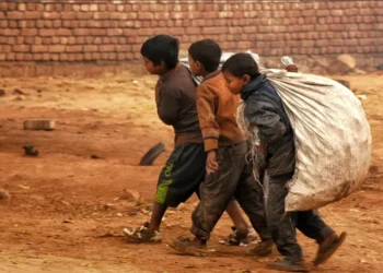 Meninos carregam sacos de entulho em Agra, na Índia • Dulana Kodithuwakku/Unsplash