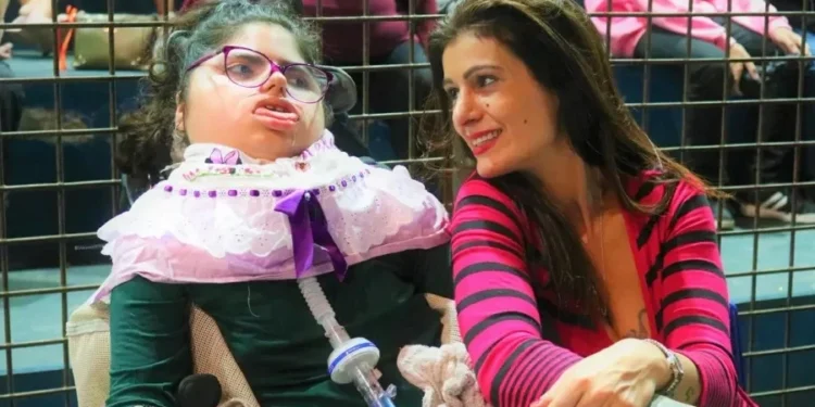 Mãe usa energia do carro para salvar filha no apagão