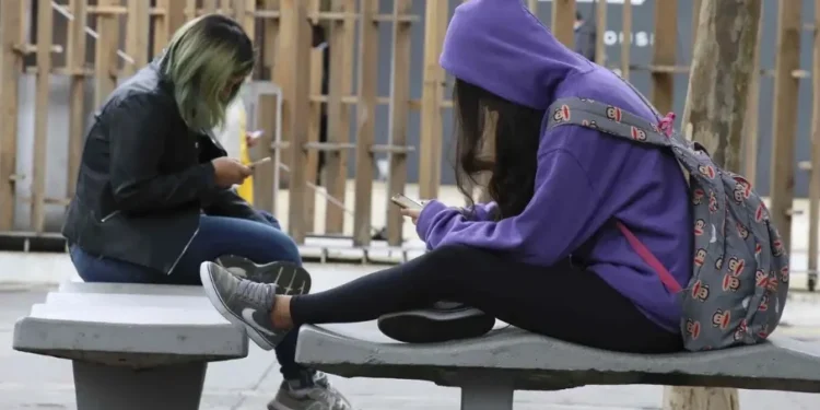 8 em cada 10 adultos defendem a proibição de celulares em escolas