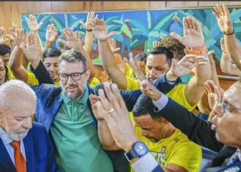 Otoni de Paula (à direita) durante cerimônia com o presidente Lula (à esquerda) em Brasília; "Em nome da igreja evangélica no Brasil, eu repito e lhe digo: não se preocupe", disse o parlamentar • 15/10/2024 - Ricardo Stuckert/PR