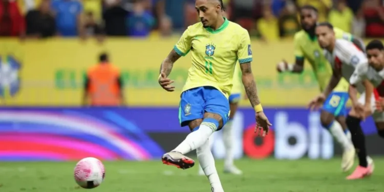 Com golaços e pênaltis, Brasil goleia Peru e afasta crise