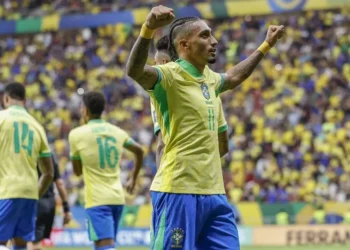 Raphinha durante comemoração de gol do Brasil • Rafael Ribeiro / CBF