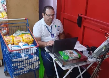 Equipe da Agência de Metrologia verifica produtos pré-medidos em supermercados