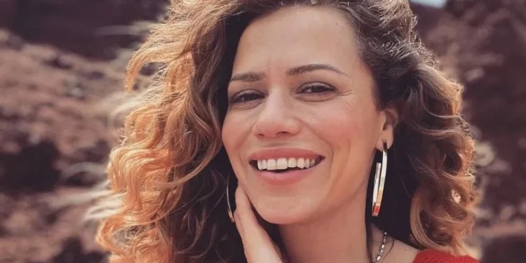 Atriz de “One Tree Hill” participou de seita por 10 anos e teve casamento arranjado