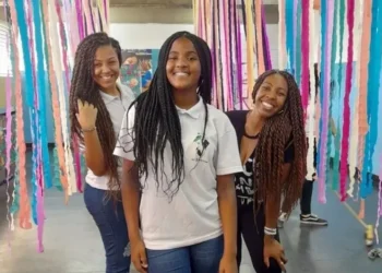 A professora de português Cleide da Silva Magesk levou o prêmio pelo projeto "Trançando Histórias" • Instagram/Prof. Cleide