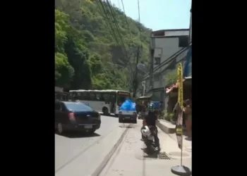 Ônibus atravessado no Rio • Reprodução